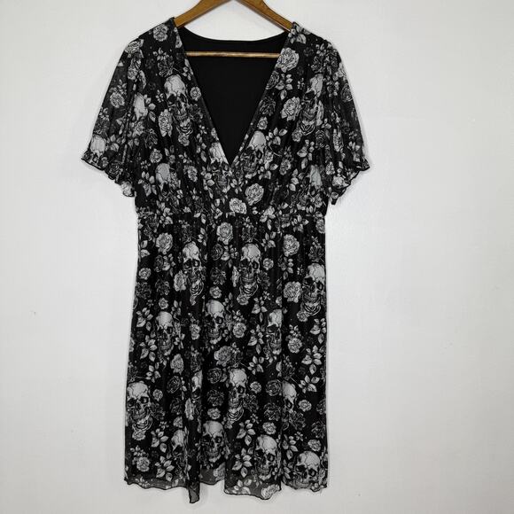 Skull Rose Floral Goth Dress Womens 1XL Black V Neck Short Sleeve Gothic Sheet - Picture 1 of 8